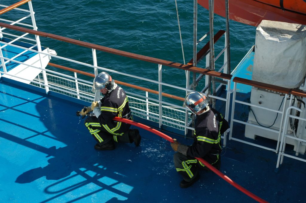 Equipe spécialisée nautique feu de navire.